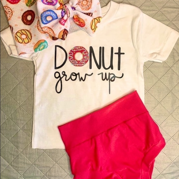 Custom Onesie, bummy & bow sets - Picture 1 of 5